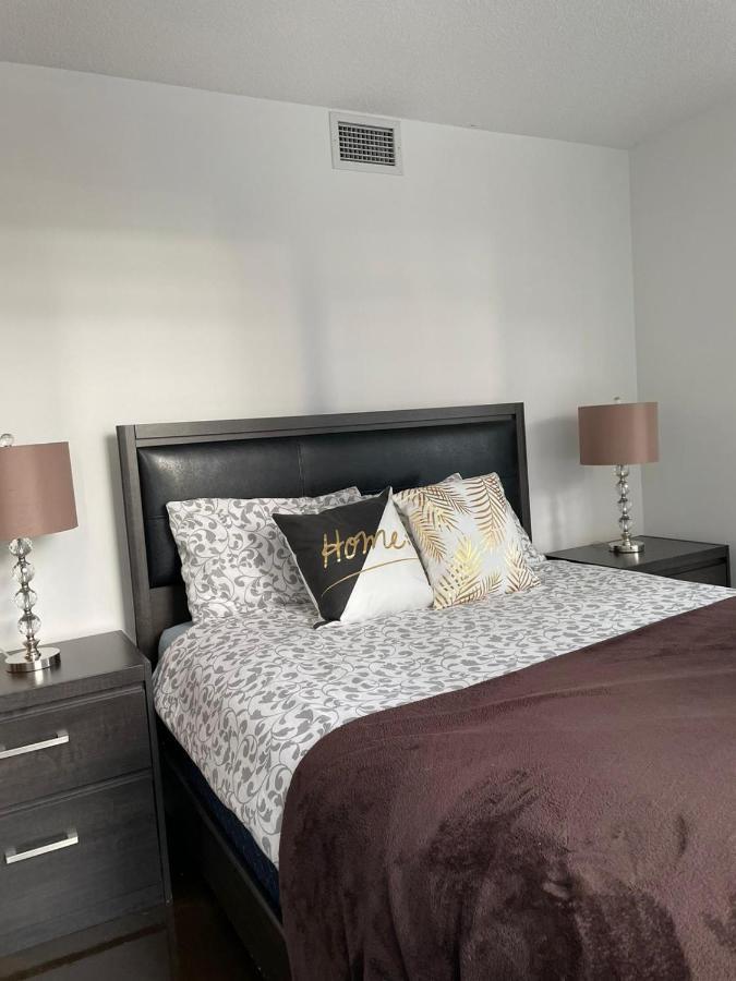Toronto Downtown Luxurious Stylish 3 Bedroom 3 Bath 2 Balconies Near Rogers Centre Lakeview Condo Екстер'єр фото