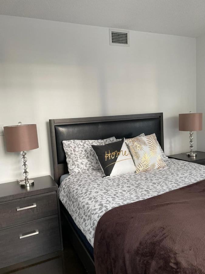 Toronto Downtown Luxurious Stylish 3 Bedroom 3 Bath 2 Balconies Near Rogers Centre Lakeview Condo Екстер'єр фото